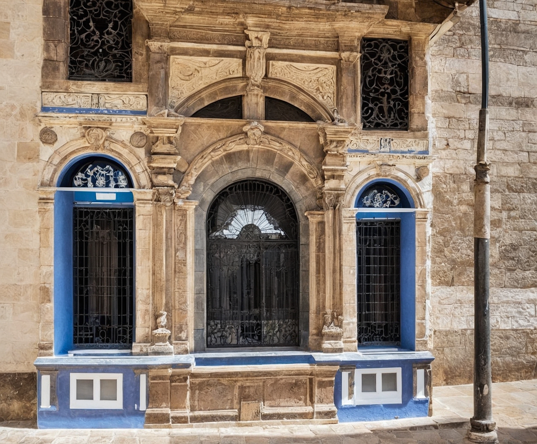 Restauración fachada histórica con técnicas artesanales